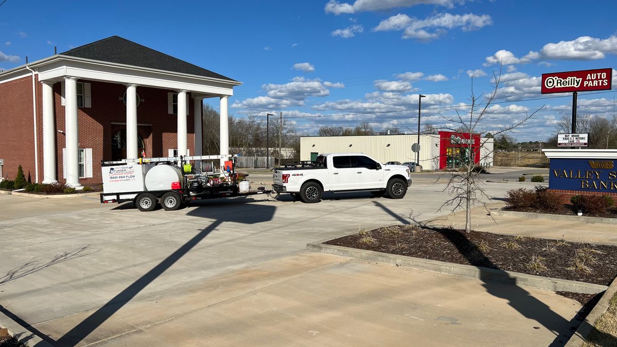 Window/Glass Cleaning for FunderFlow Commercial and Residential Pressure Washing Inc in Tupelo, MS