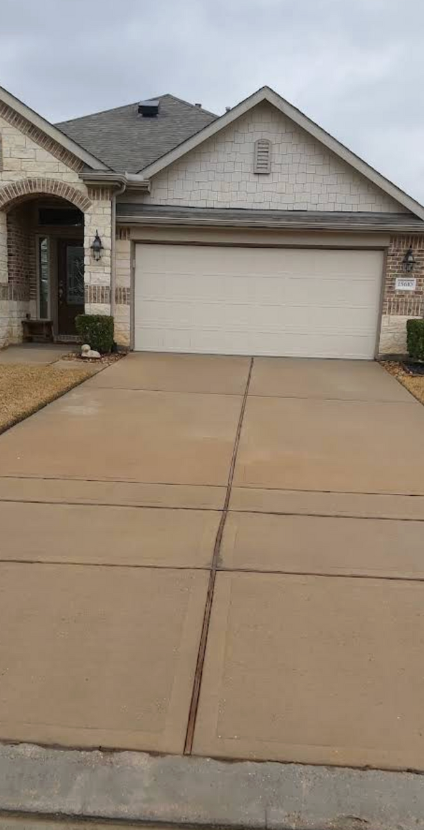 Driveway and Sidewalk Cleaning for Royal wash in The Woodlands, TX