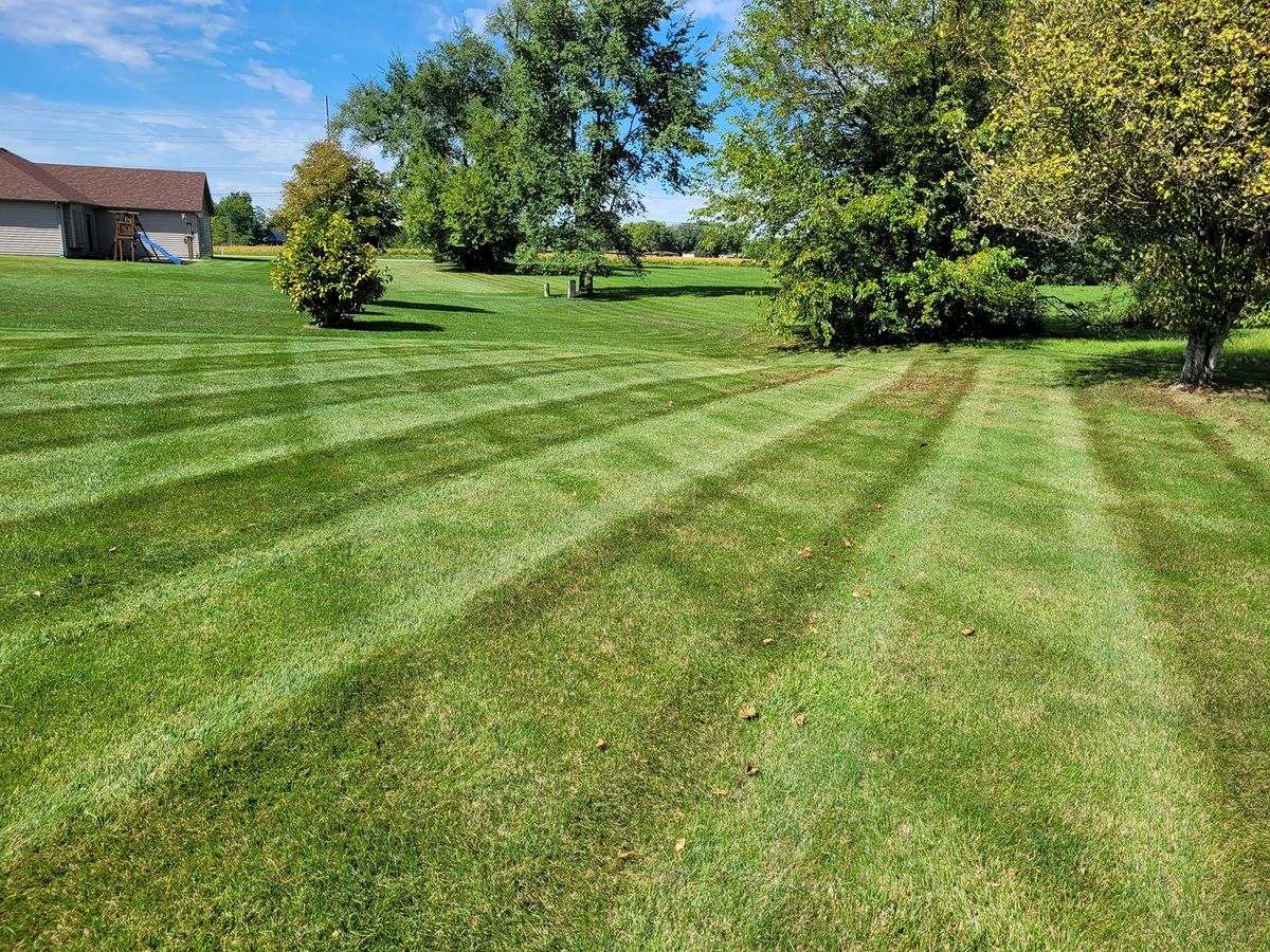 Lawn Maintenance for Stout Mowing & Services LLC in Huntington, IN