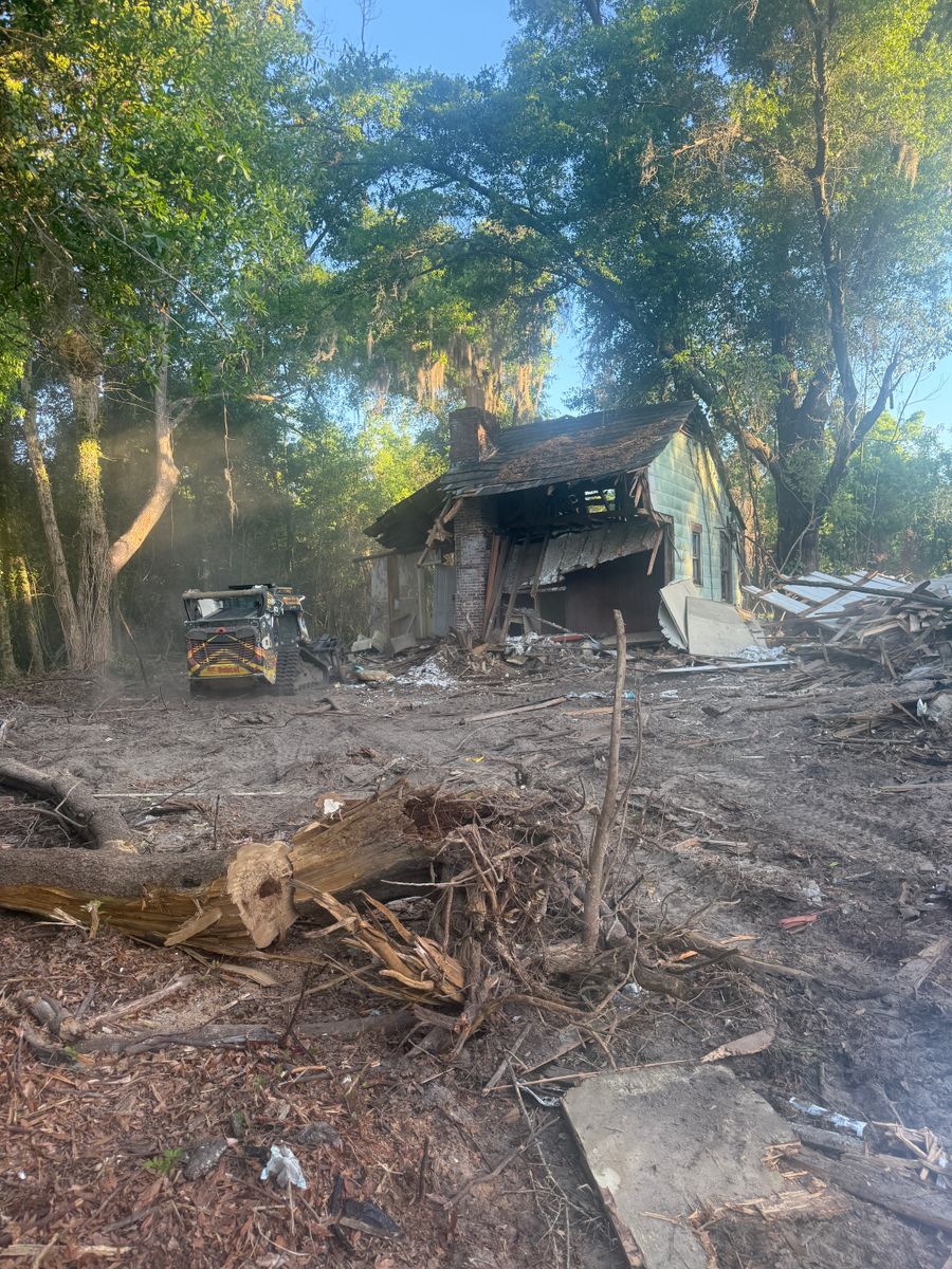 Demolition and Hauling for Dude's Crew in Bristol, FL