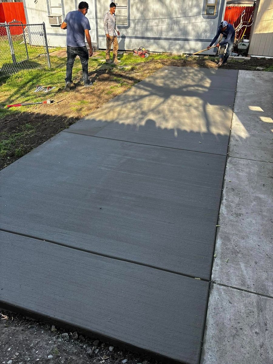 Sidewalk Installation for Maldonado's Concrete Construction in Dallas, TX