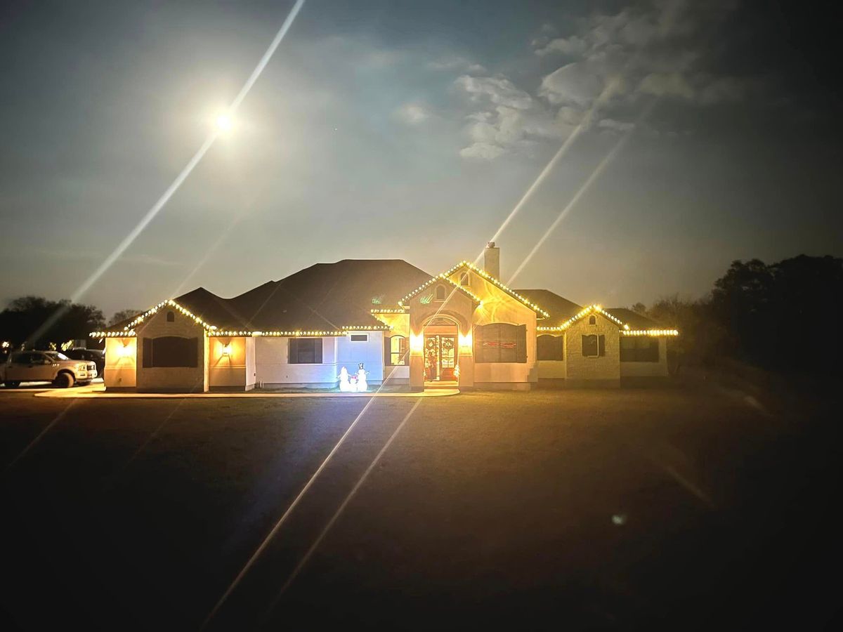 Holiday Light Installments for Enriquez Home Improvement in San Antonio , TX