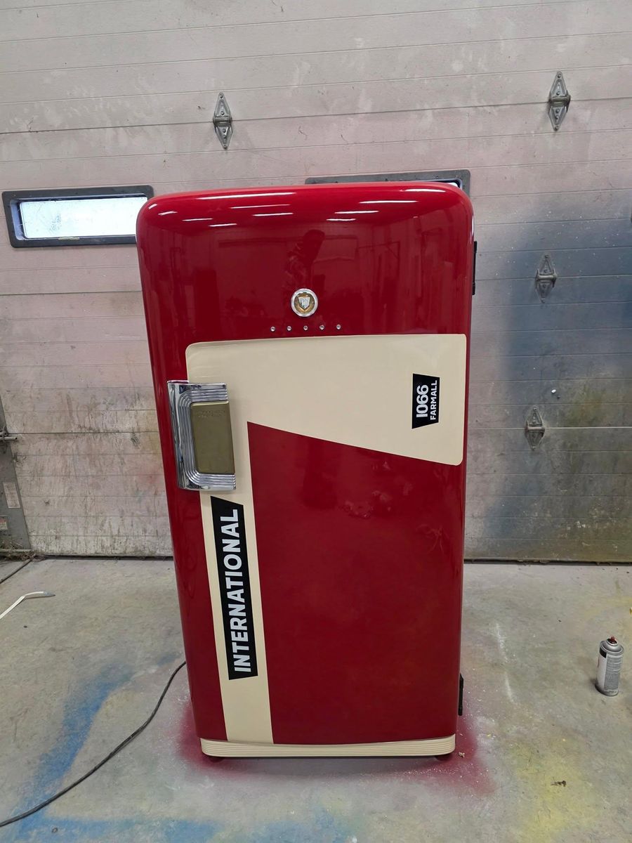 Vintage refrigerator restoration for Wessels Custom Paint & Restoration in Bad Axe, MI