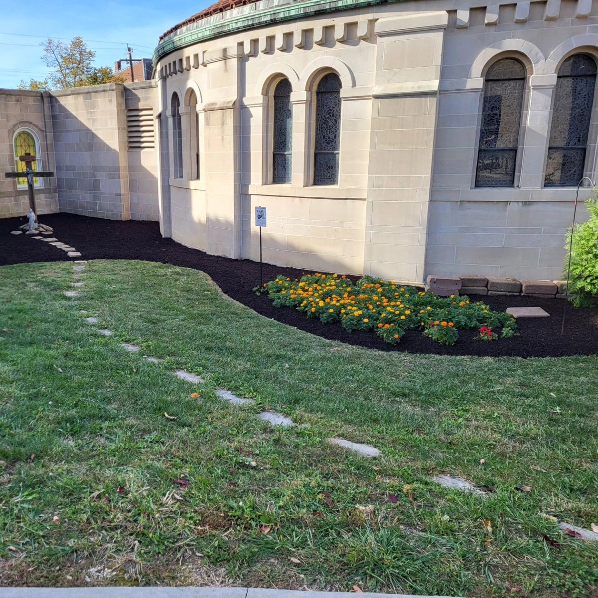 Mulch Installation for Ryt's Landscaping LLC in Cincinnati, OH