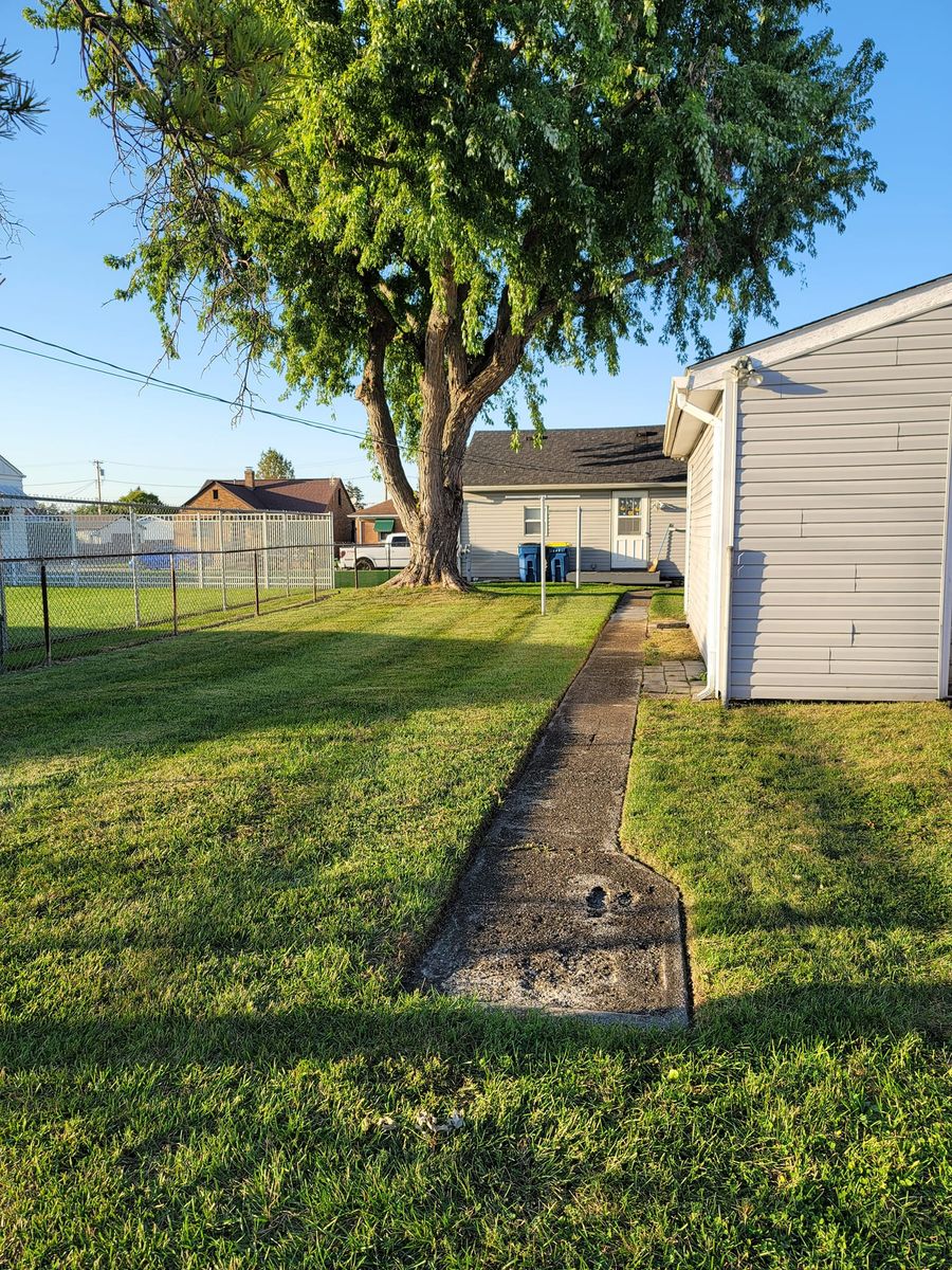 Edging for Benny's Lawn Care in Elkhart, IN