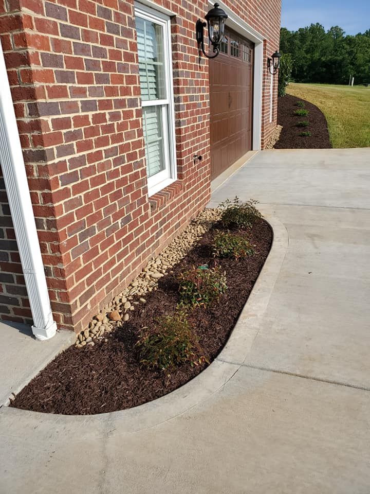 Mulching for Great Lakes Lawn & Landscape in knoxville, TN