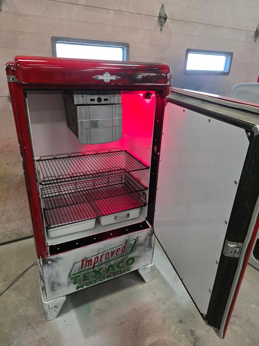 Vintage refrigerator restoration for Wessels Custom Paint & Restoration in Bad Axe, MI