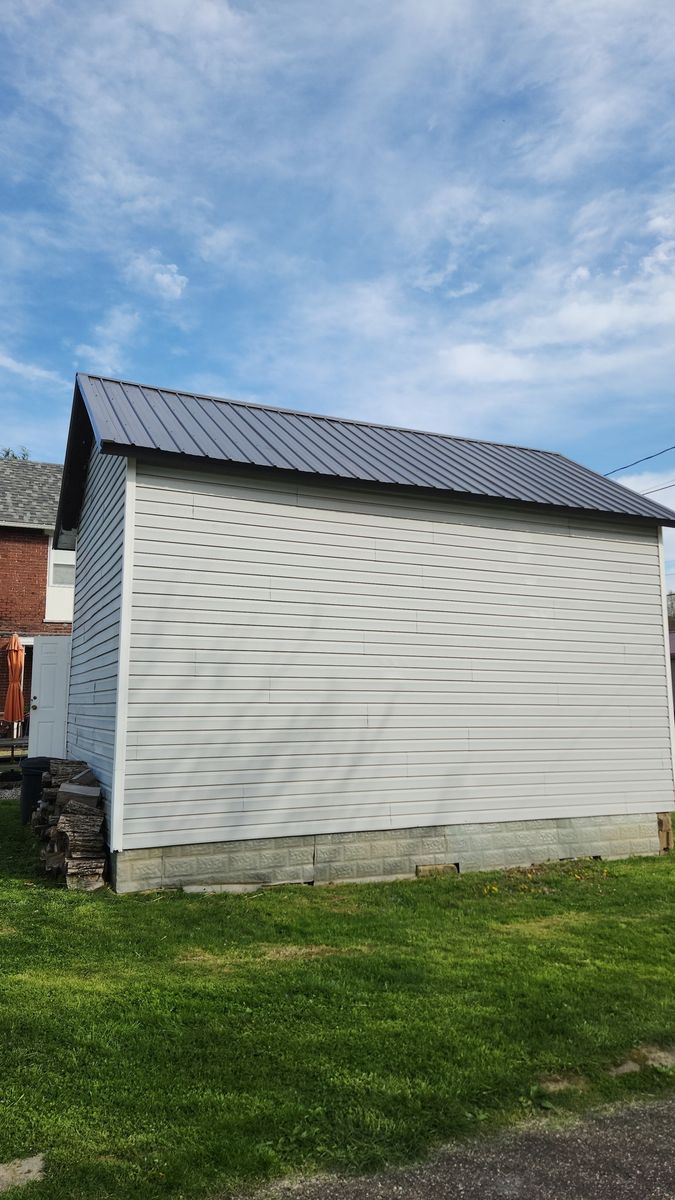 Siding for Top Hand Roofing and Gutter in Pomeroy, OH
