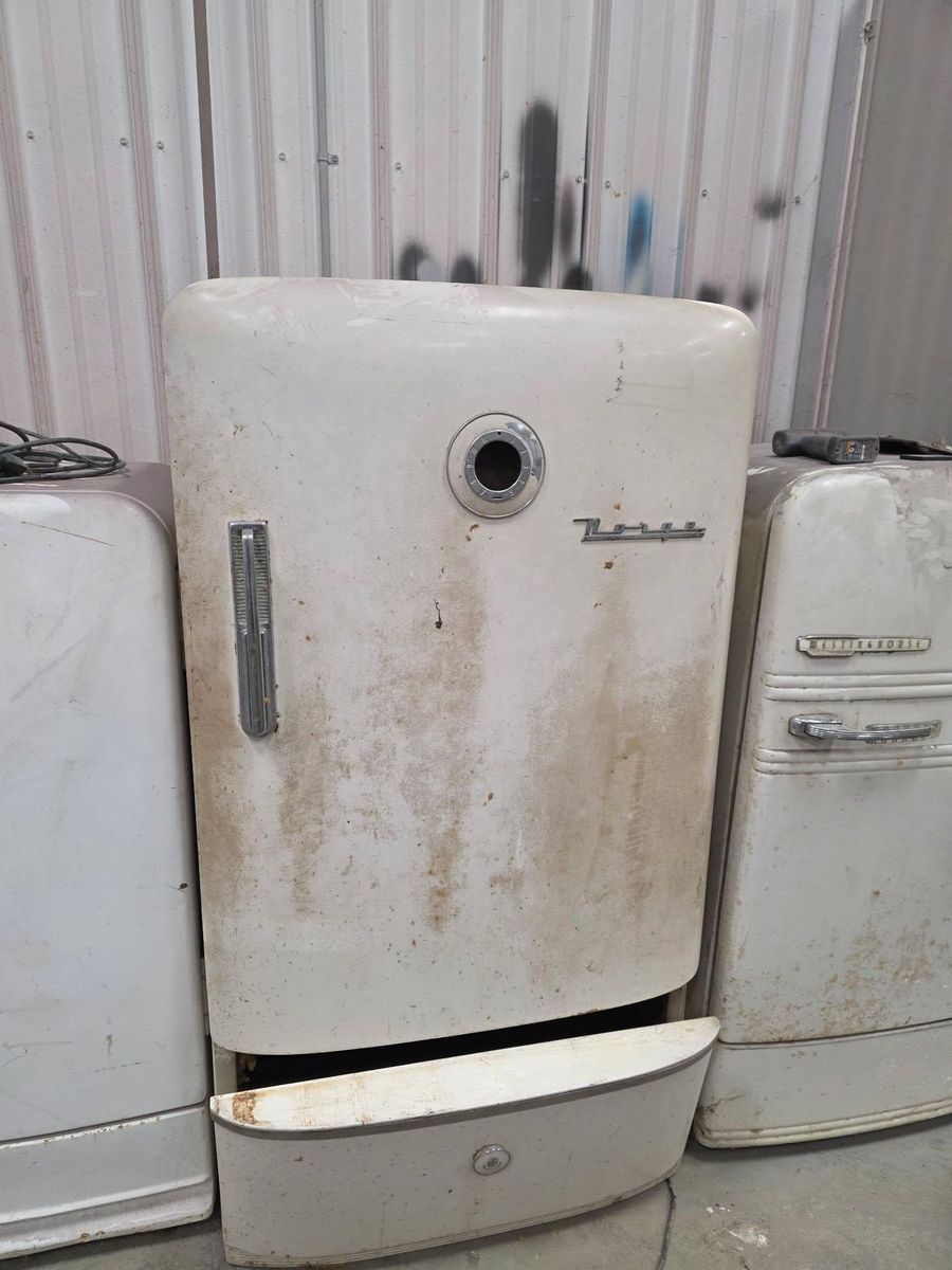Vintage refrigerator restoration for Wessels Custom Paint & Restoration in Bad Axe, MI
