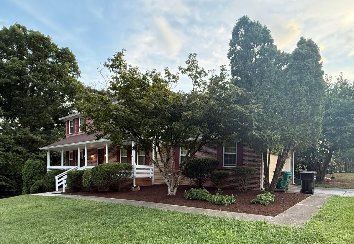 Tree trimming for Wesleys Landscaping in Clinton, TN