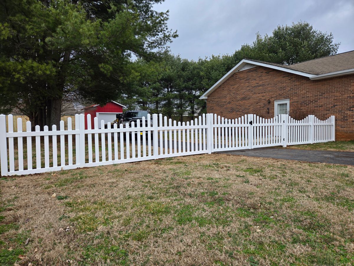 Vinyl fencing for Southern Town & Country Fence in Sparta, TN