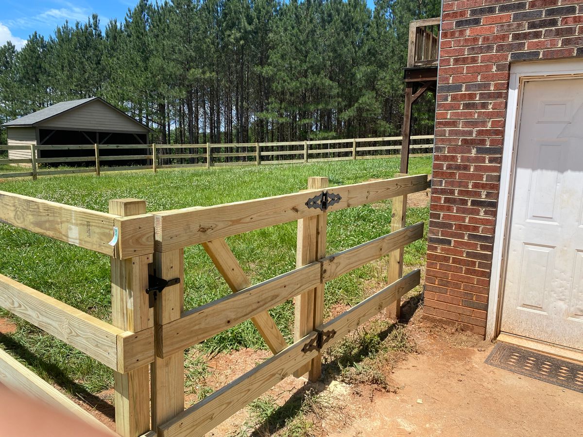 FENCING for Cisco Kid Landscaping Inc. in Lincolnton, NC