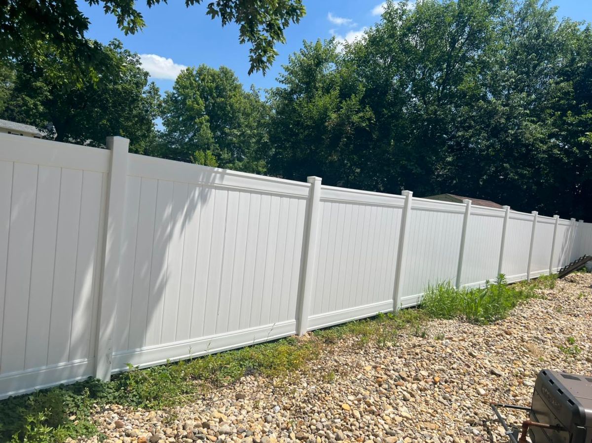 Vinyl Fences for Illinois Fence & outdoor co. in Kewanee, Illinois
