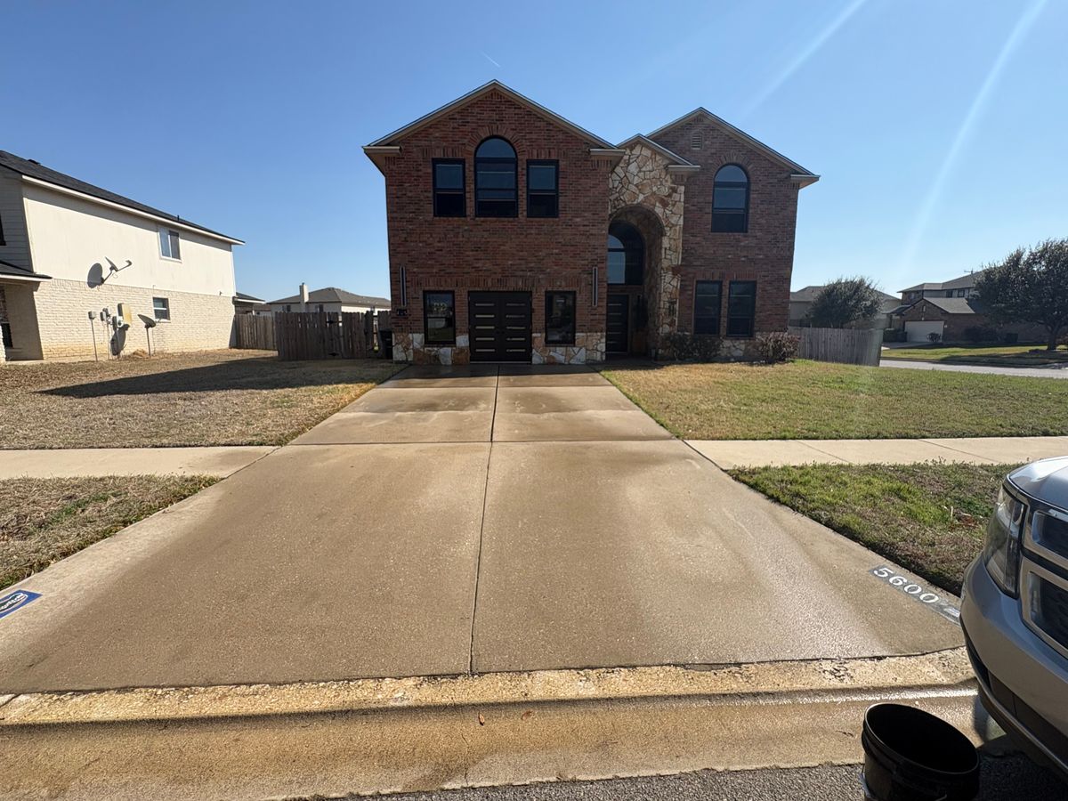 Driveway and Sidewalk Cleaning for Top Notch Exterior Cleaning Solutions in Nolanville, TX