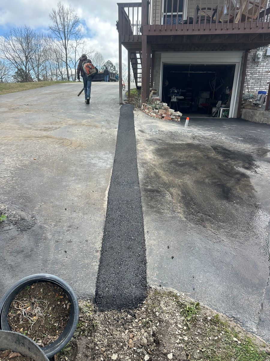 Asphalt Patching for Metzler Paving and Sealcoating LLC in Jacksboro, TN