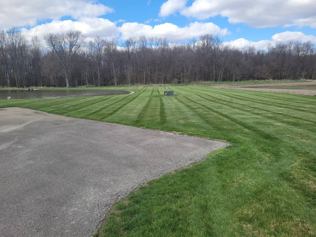 Lawn Maintenance for Stout Mowing & Services LLC in Huntington, IN