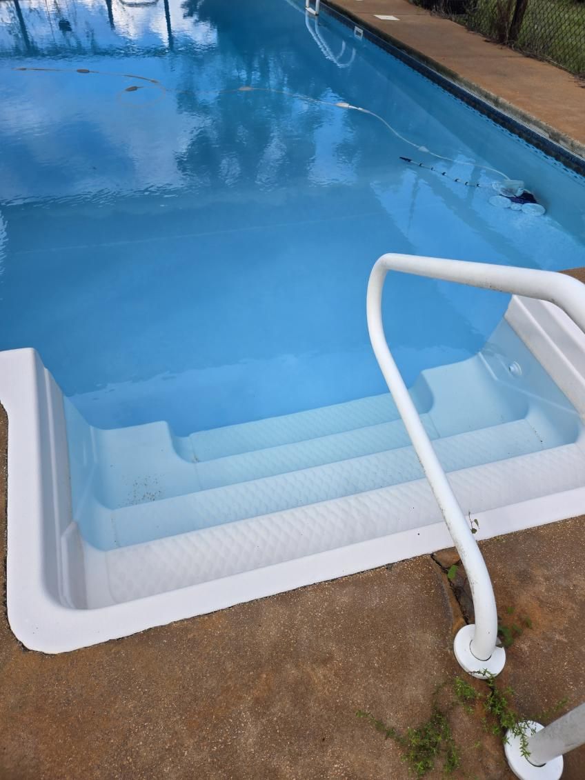 Pool Cleaning for Down & Dirty Pool Service in Crawfordville, FL