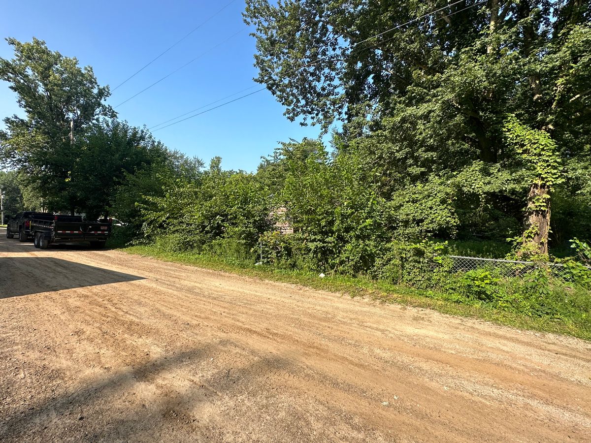 Fall and Spring Clean Up for FIRST CLASS GRASS LLC in Syracuse, IN