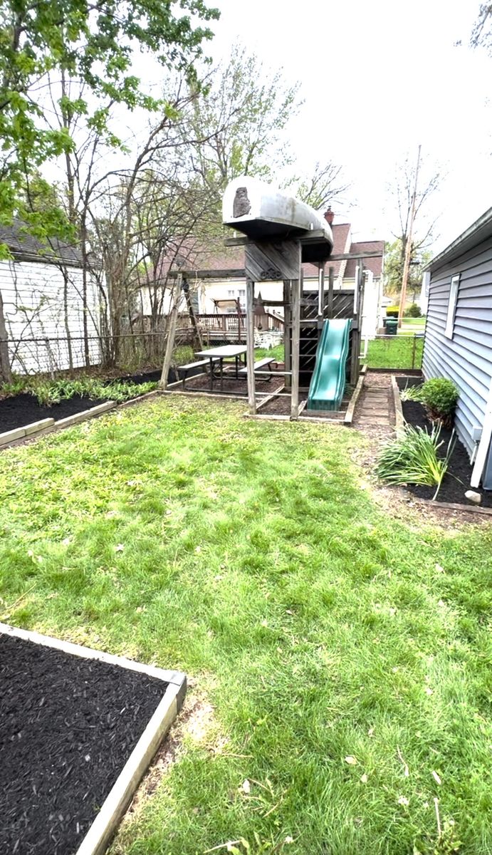 Bed Mulching/Cleaning/Trimming for Yard Theory in Willowick, OH