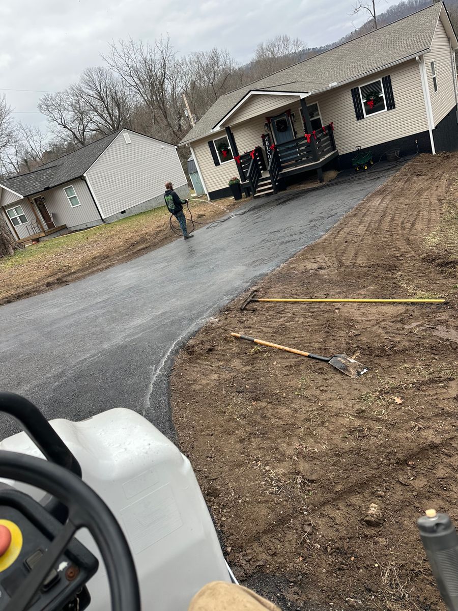 Asphalt Paving for Metzler Paving and Sealcoating LLC in Jacksboro, TN