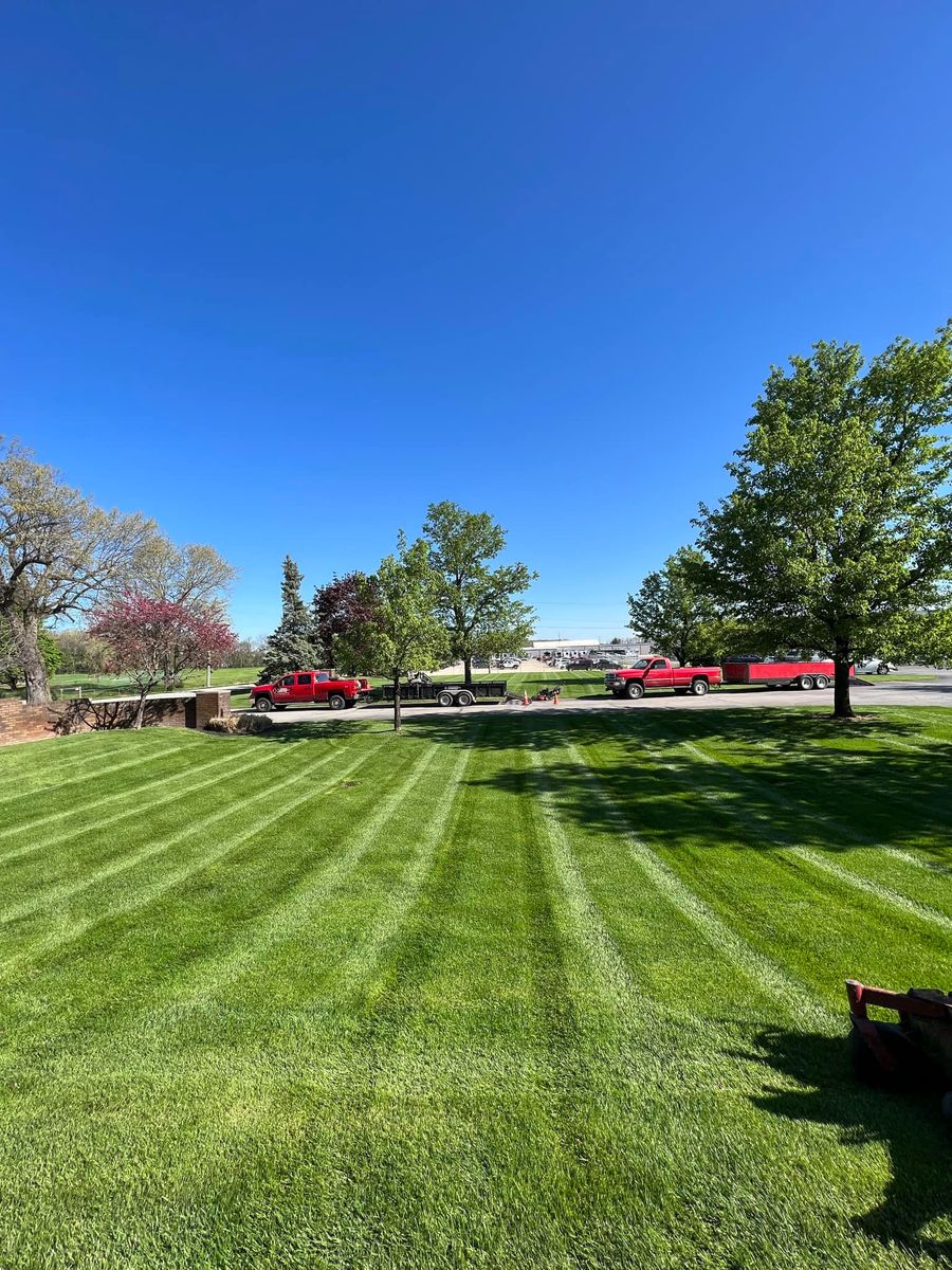Lawn Maintenance for Diamond Landscape Maintenance Corp. in Warsaw, IN