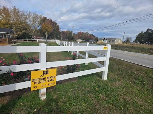 Vinyl fencing for Southern Town & Country Fence in Sparta, TN