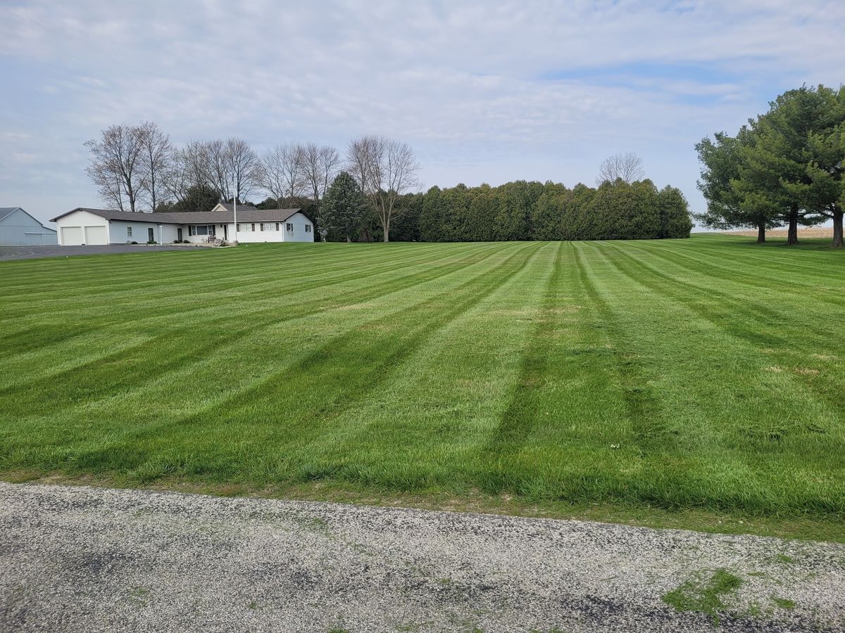 Lawn Maintenance for Stout Mowing & Services LLC in Huntington, IN
