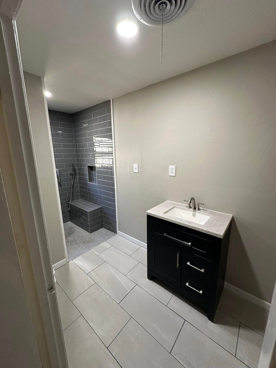 Bathroom Remodeling for Suarez Pro Flooring and Remodeling in Comanche, TX