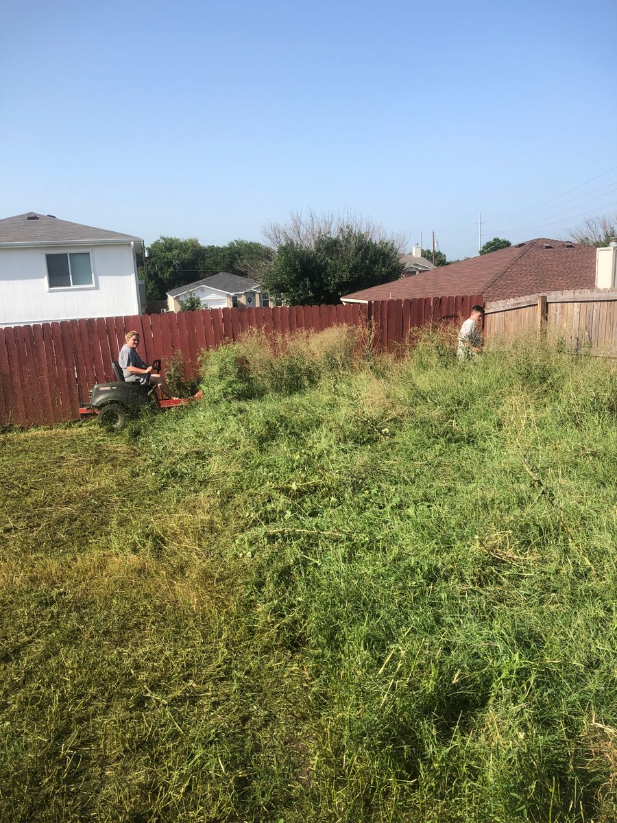 Commercial Lawn Care for D’s Lawncare in Killeen, TX