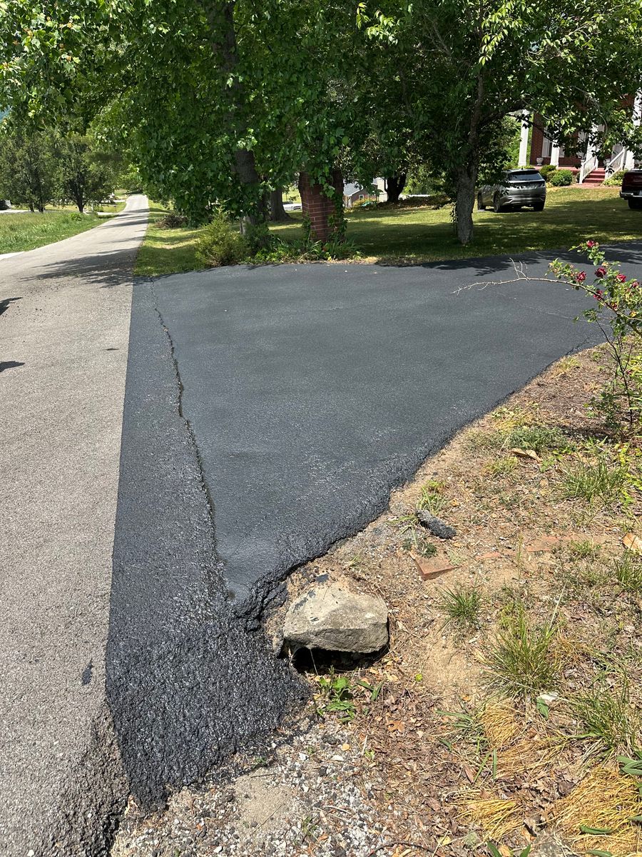 Asphalt Seal Coating for Metzler Paving and Sealcoating LLC in Jacksboro, TN