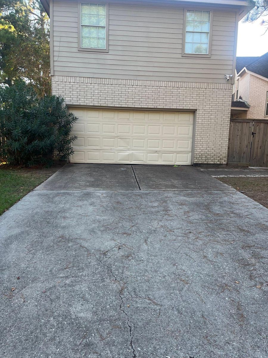 Driveway and Sidewalk Cleaning for E&E Pressure Washing Service, L.L.C. in Houston, TX