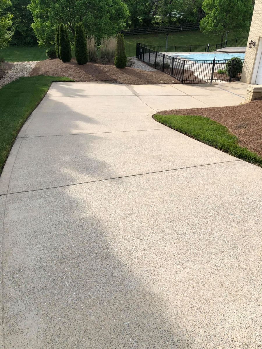 Driveway & Sidewalk Washing for Cardwell's Contracting in Bowling Green, KY