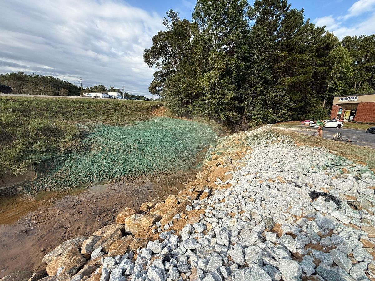 Dirtwork for J&J Hauling and Outdoor LLC  in Fayetteville, GA