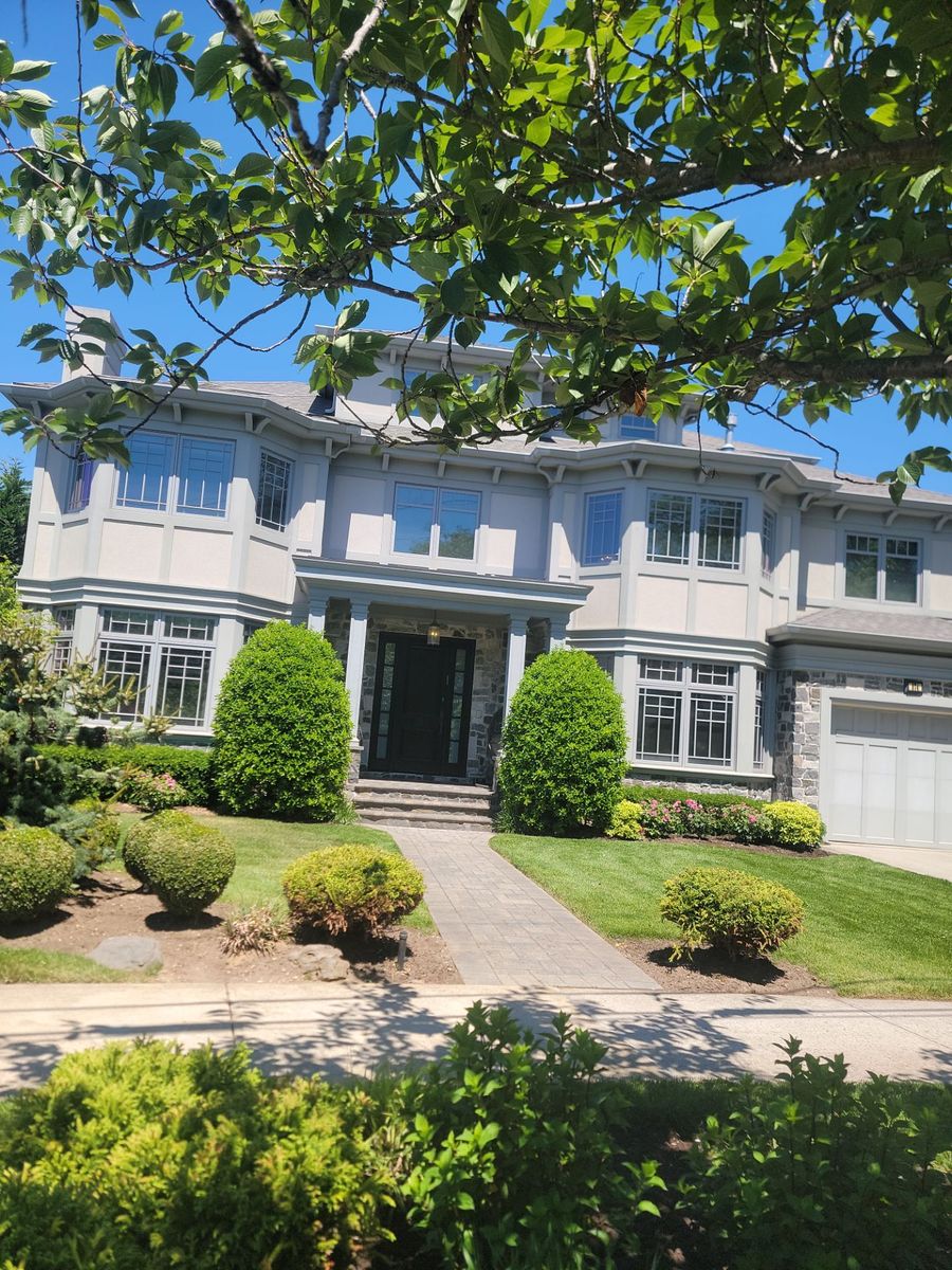 High-End Residential Landscape Maintenance for Elegant Lawns & Landscaping in New York, NY