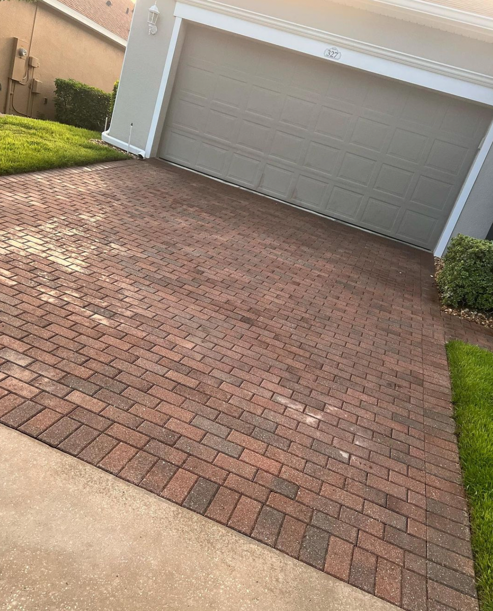 Driveway and Sidewalk Cleaning for WSL Cleaning in Orlando, FL