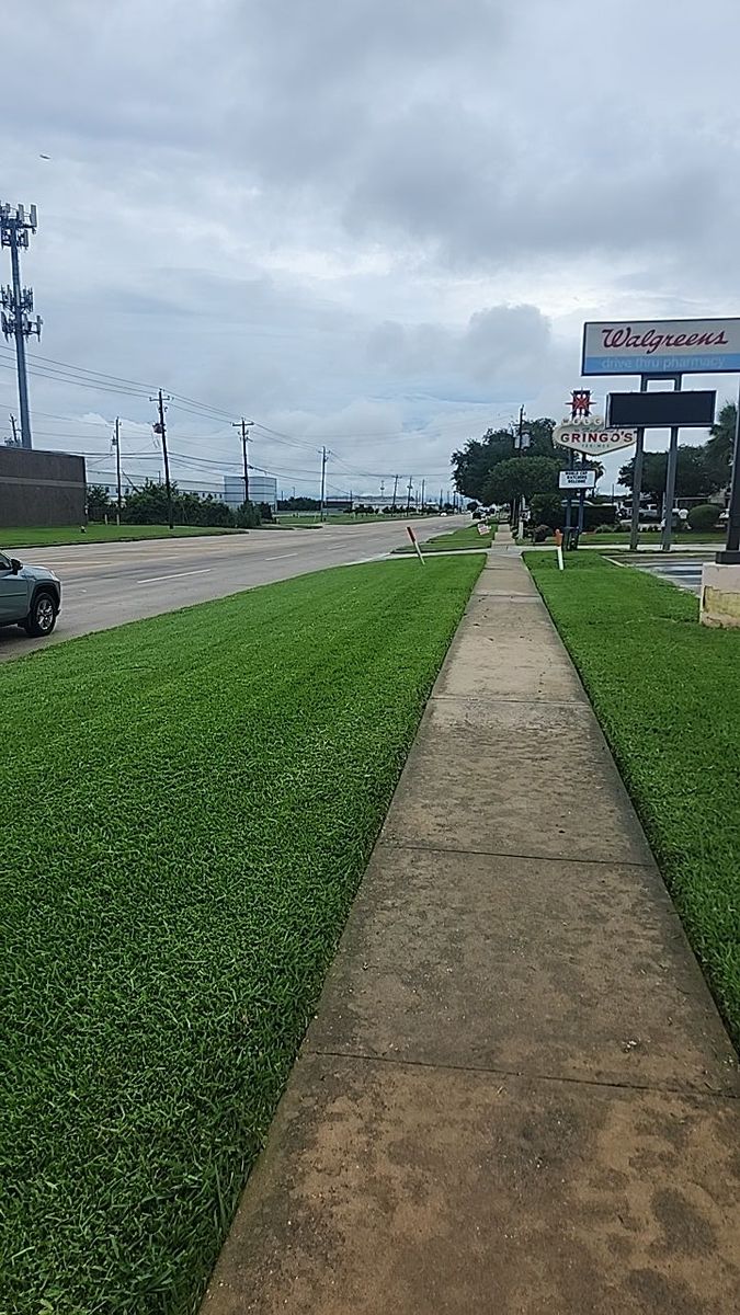 Lawn Maintenance for Bonita Bay Lawn Maintenance LLC in La Porte, TX