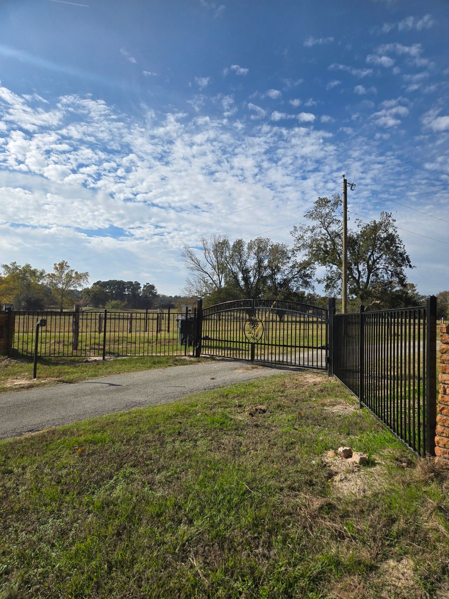 Gates and Operators for JR Fences in Lindale, TX