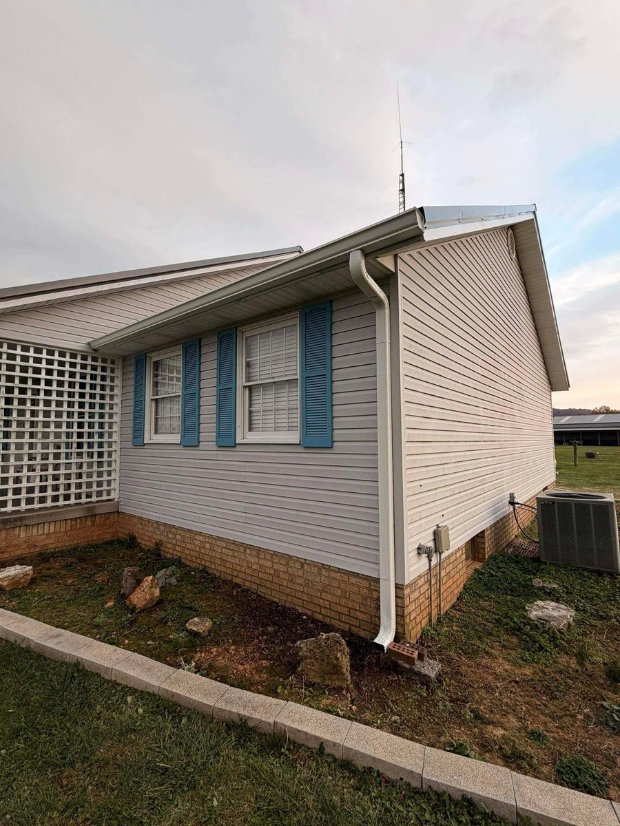 All forms of Siding metal and vynl for KY Gutter Pro & Specialty Roofing Systems in Monticello, KY