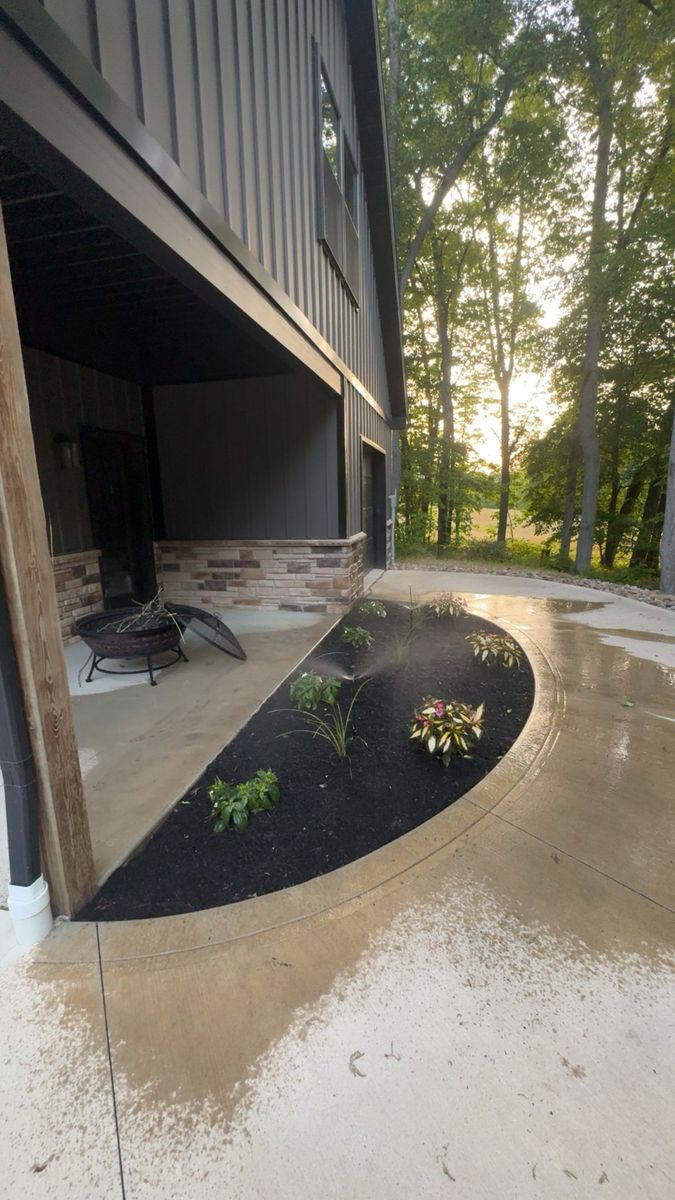 Mulch Installation for Buckeye Lawns & Landscaping LLC in Millersburg, OH