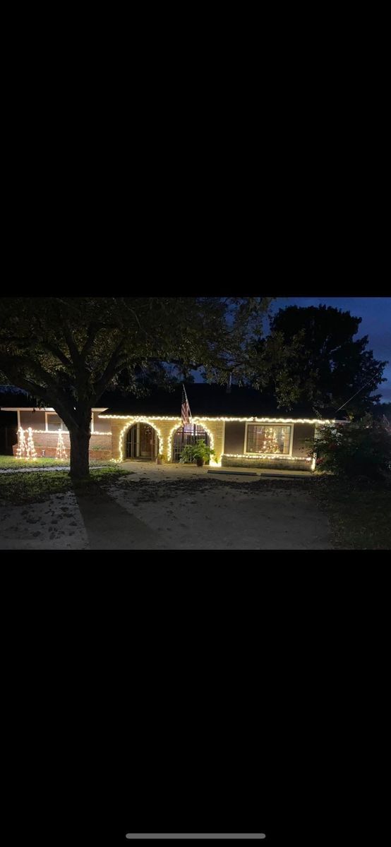 Holiday Light Installments for Enriquez Home Improvement in San Antonio , TX