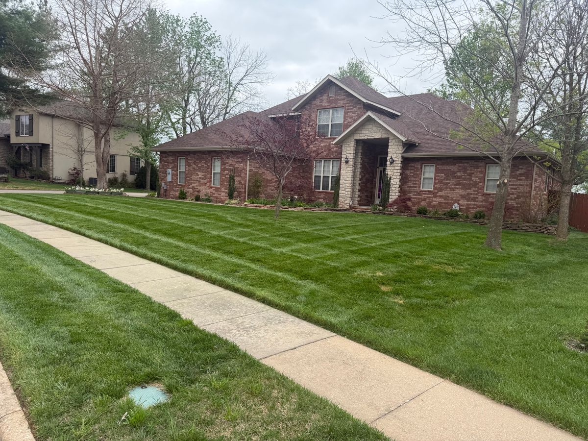 Lawn Maintenance for Mowraculous in Republic, MO