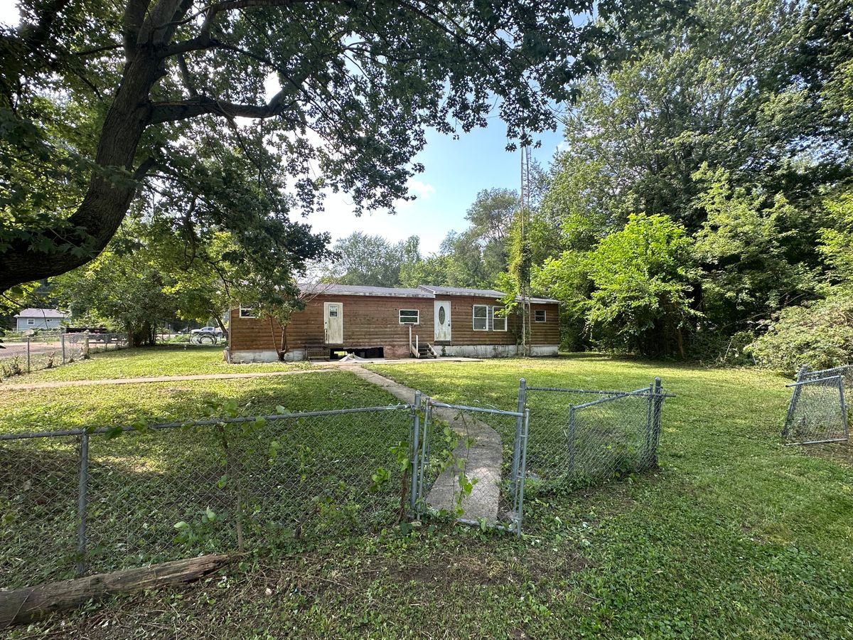 Fall and Spring Clean Up for FIRST CLASS GRASS LLC in Syracuse, IN