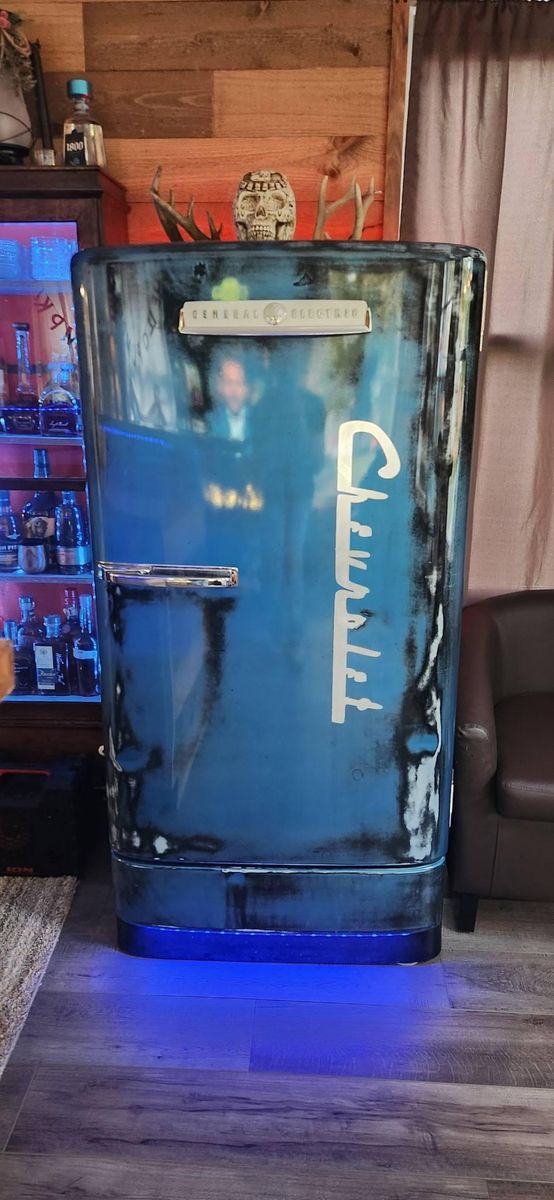 Vintage refrigerator restoration for Wessels Custom Paint & Restoration in Bad Axe, MI