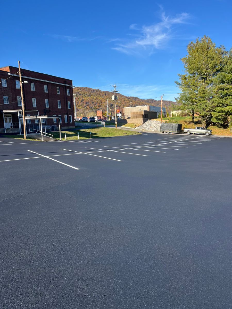 Asphalt Paving for Metzler Paving and Sealcoating LLC in Jacksboro, TN