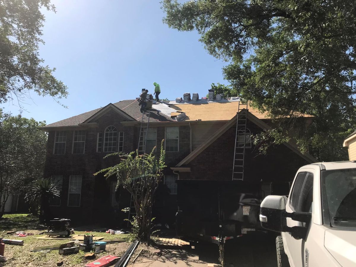 Roofer in Baytown for E & E Roofing in Baytown, TX