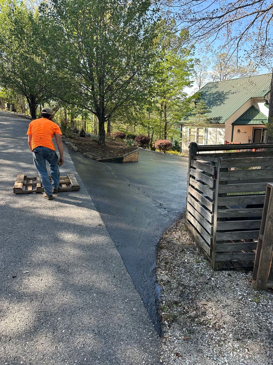 Asphalt Patching for Metzler Paving and Sealcoating LLC in Jacksboro, TN