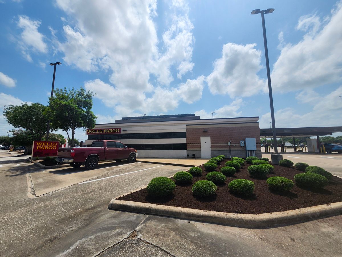 Trimming for Bonita Bay Lawn Maintenance LLC in La Porte, TX