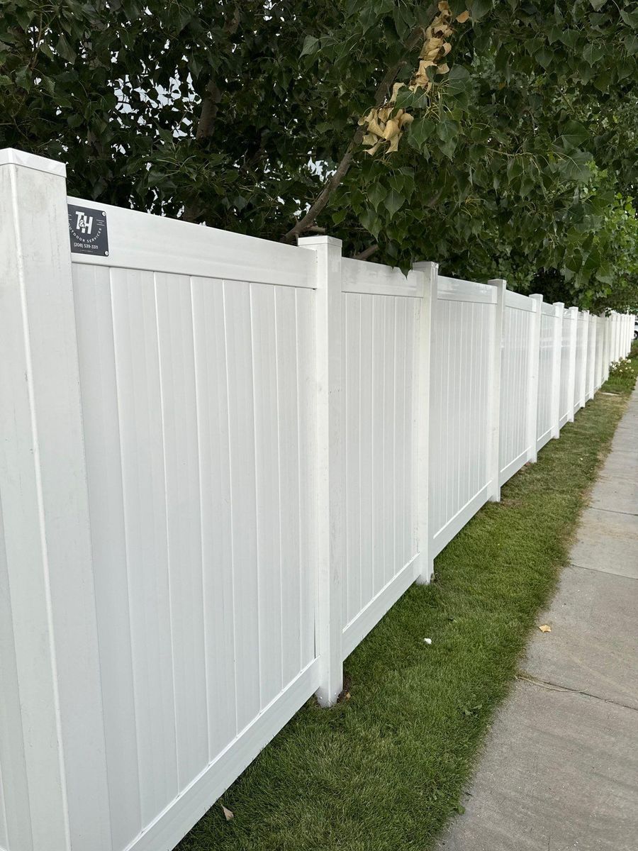 Vinyl Privacy Fence  for T&H Outdoor Services in Twin Falls, ID