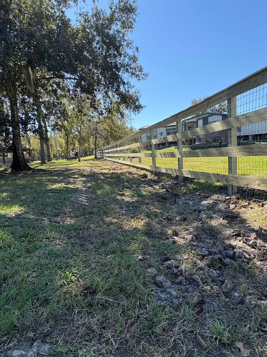 Custom Fence Design for Longhorn Fence & Land Development in Webster, TX