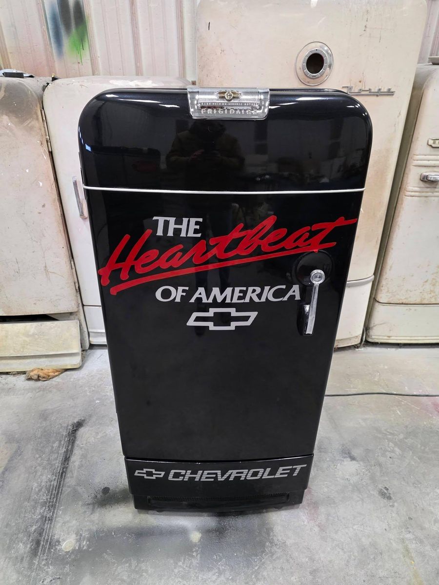 Vintage refrigerator restoration for Wessels Custom Paint & Restoration in Bad Axe, MI